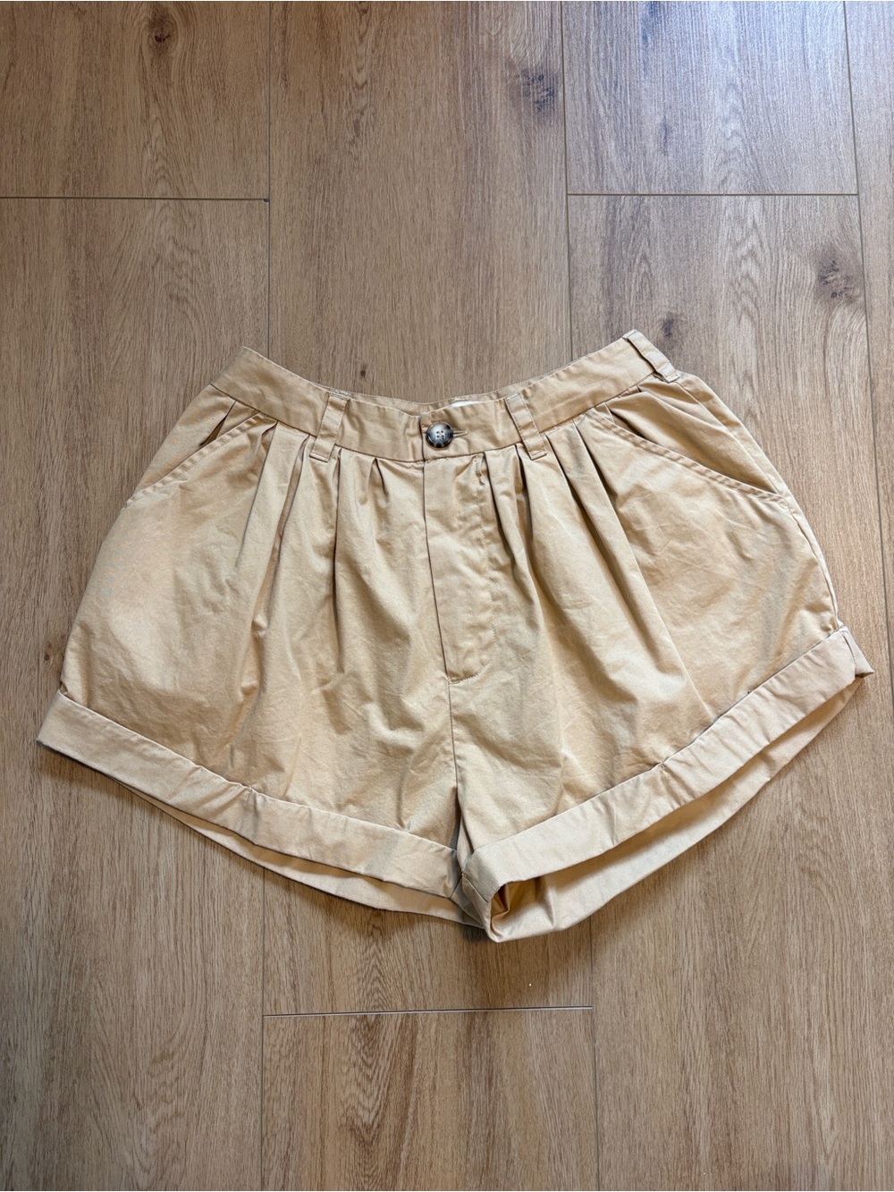 Doen High-Waist Pleated Shorts in Camel - Picture 2 of 9